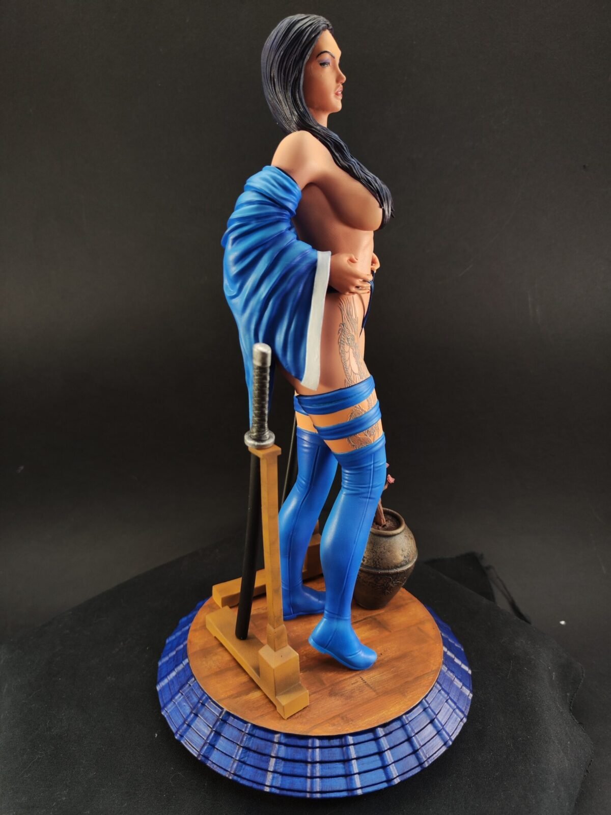 Side view of Geisha Psylocke resin figure in dynamic stance with twin blade pose