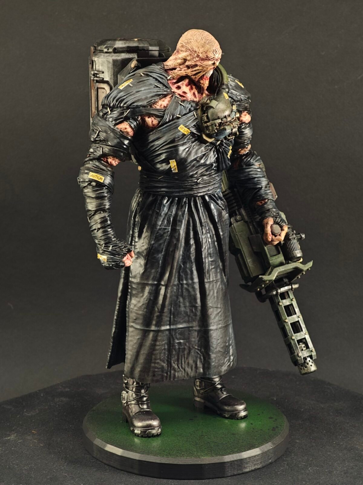 Side view of Nemesis resin figure with exposed teeth and massive shoulder weapon