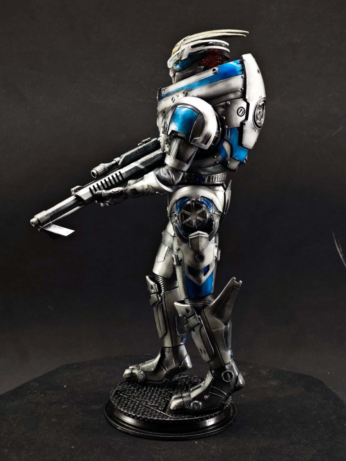 Left-side profile showing shoulder armor and head turned in alert pose