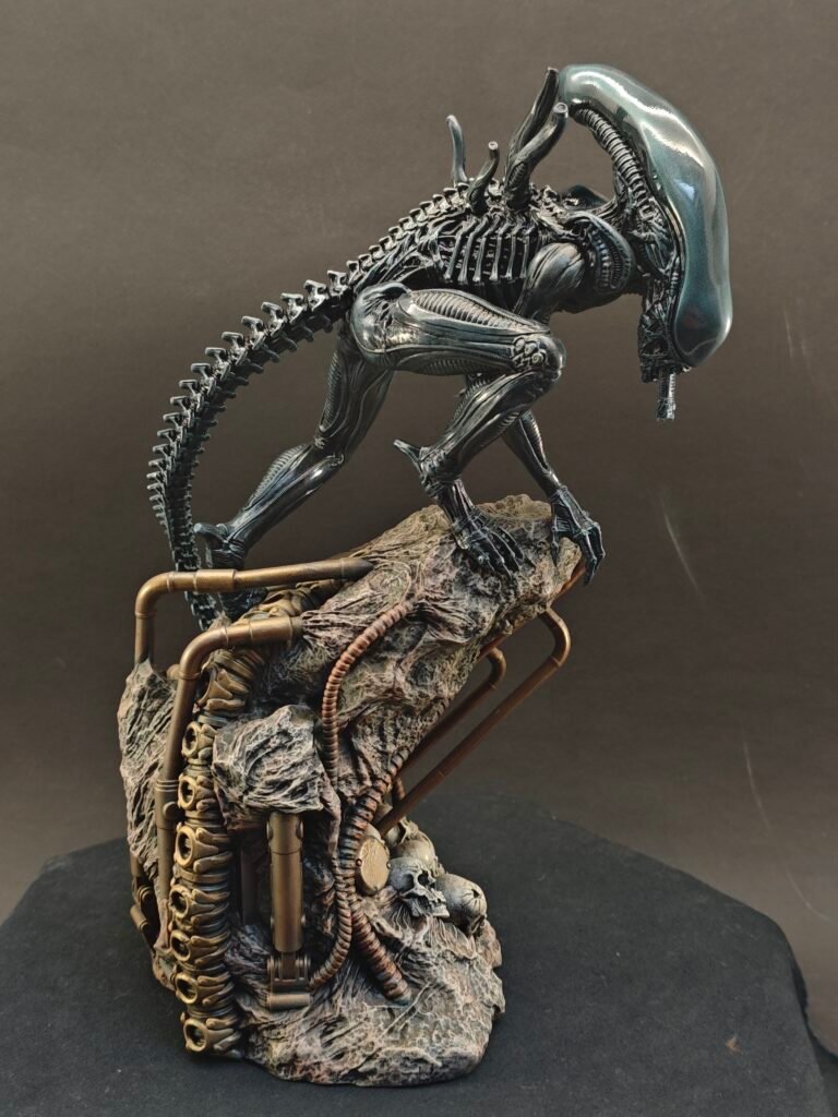 Right-side shot of Xenomorph in aggressive crouched stance with extended arms
