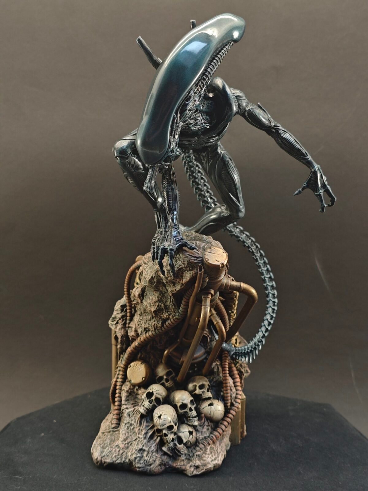 Dynamic sculpture of Xenomorph with smooth head, sharp limbs, and horror posture